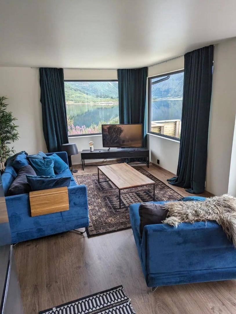 Nydelig Hytte Med Fantastisk Beliggenhet Ved Sjoen Villa Laupstad Exterior foto